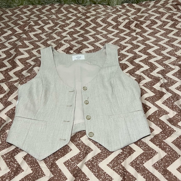 Aritzia Tops - Aritzia desire vest size 10 herring/birch